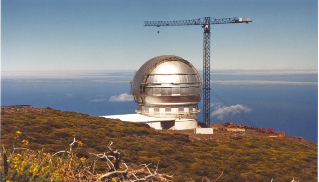 building the gran telescope on La Palma , image by Erik Bryssinck - 2005